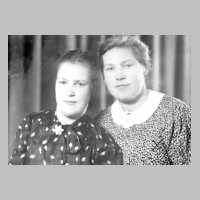 072-0009 Die Geschwister Lydia und Magdalena Naujok. Rechts im Bild Magdalena, die auf der Flucht ums Leben kam.jpg